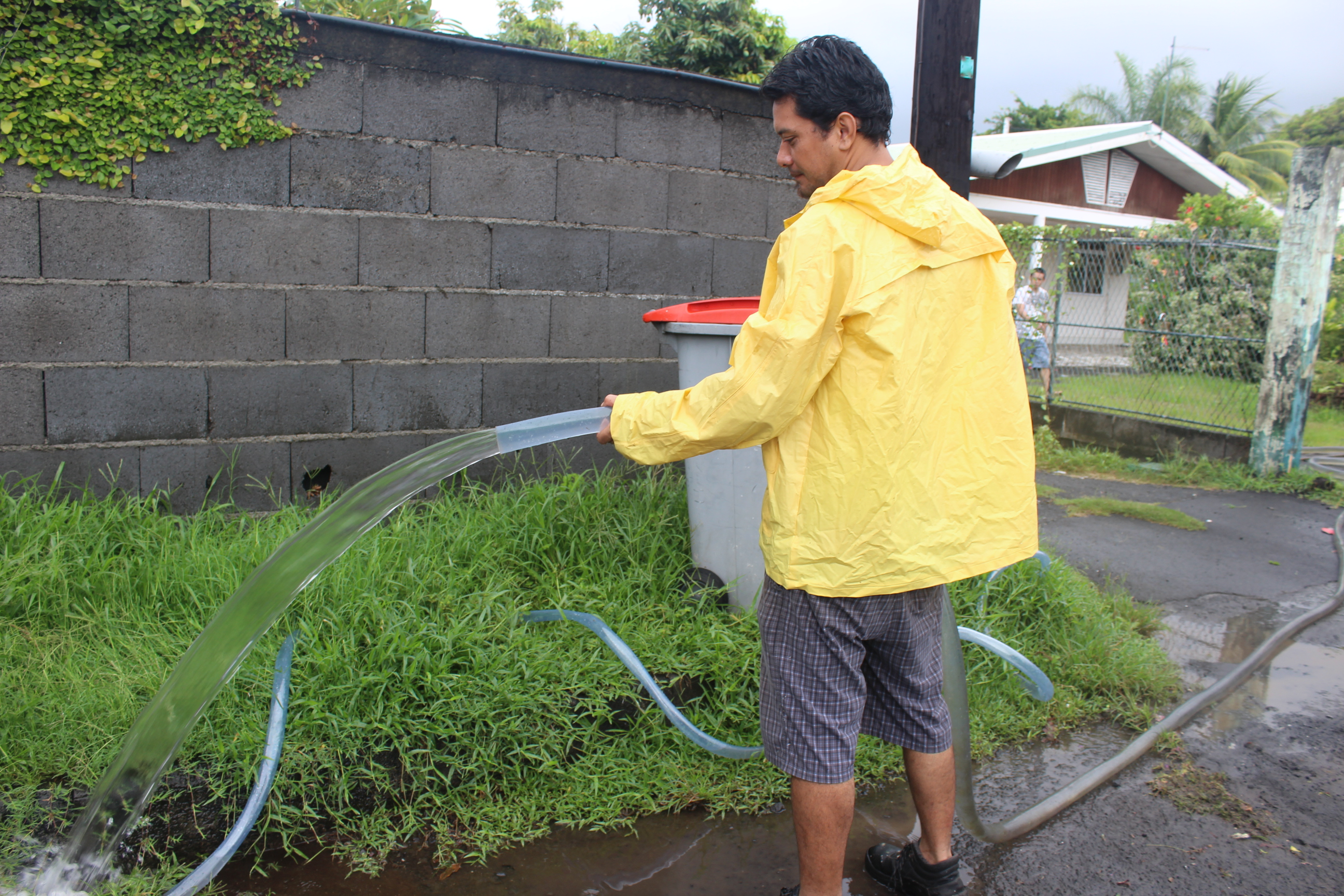 Les habitants du quartier de Taunoa avaient sorti les pompes pour évacuer l'eau de leur maison et jardin.