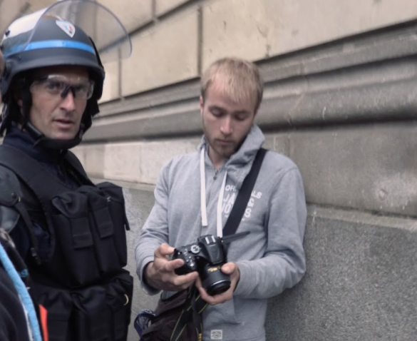 Des policiers obligent un journaliste à supprimer des photos pendant une manifestation à Rennes -dailymotion