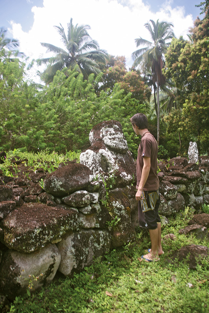 Face à face avec le plus grand tiki de Paeke ; il mesure environ cent soixante-dix centimètres de hauteur.