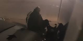 Un passager de Ryanair fatigué d'attendre s'installe sur l'aile