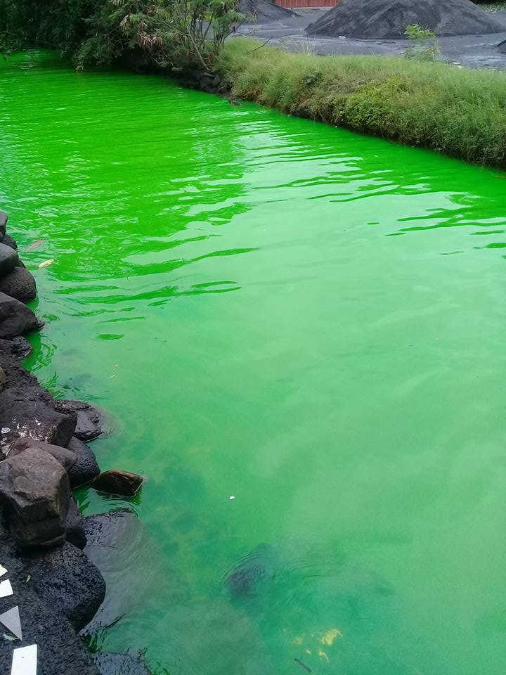 Comment une rivière de Arue est devenue vert fluo