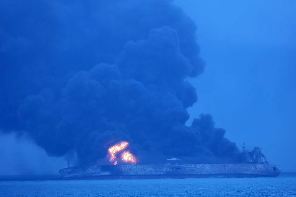 Pétrolier en feu au large de la Chine: "risque d'explosion"