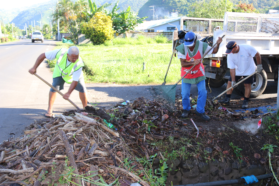 Les agents de la commune de Paea nettoient les dégâts occasionnés par les dernières fortes pluies.