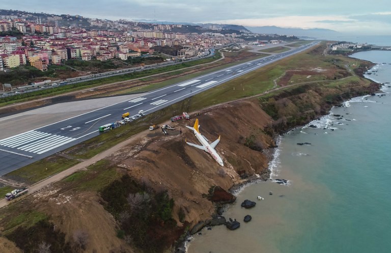 Turquie: sortie de piste spectaculaire d'un avion au bord d'une falaise
