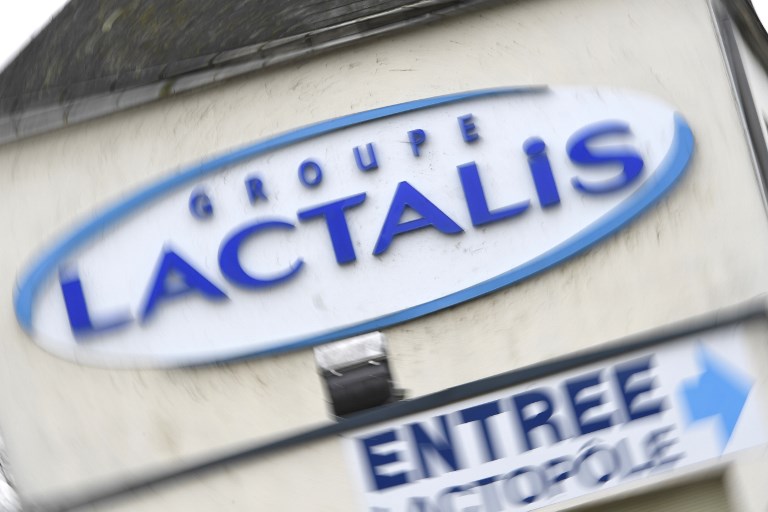 Lait contaminé pour bébé: Lactalis se défend, sans convaincre