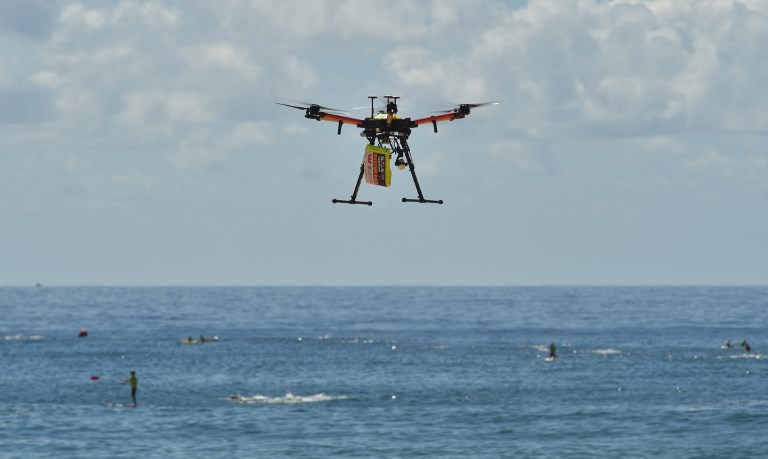 Première en Australie: des nageurs secourus en mer par un drone