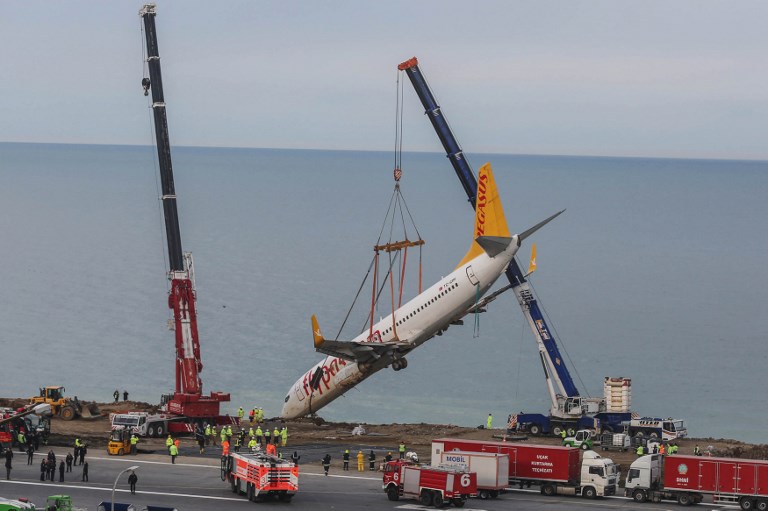 Turquie: l'avion embourbé sur une falaise a été récupéré