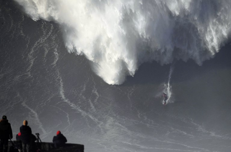 A Nazaré, une houle géante prise d'assaut par les surfeurs de l'extrême