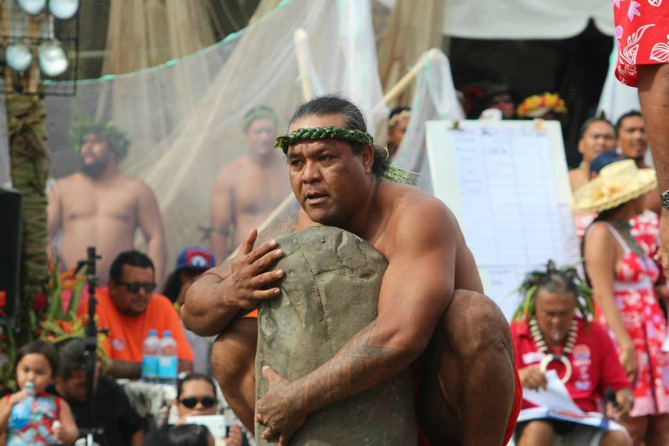 Tom Poadja, champion de lever de pierre est décédé