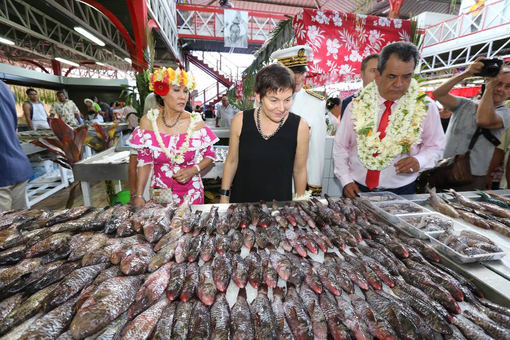 Annick Girardin a pris le temps de s'arrêter dans de nombreux stands du marché de Papeete dimanche matin.