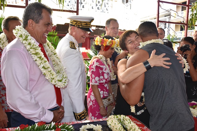 C'est la Journée des câlins pour la ministre aussi... 