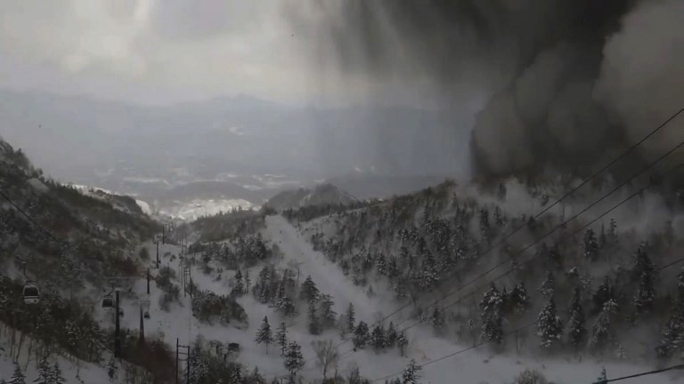Japon: un soldat meurt dans une avalanche provoquée par une éruption volcanique