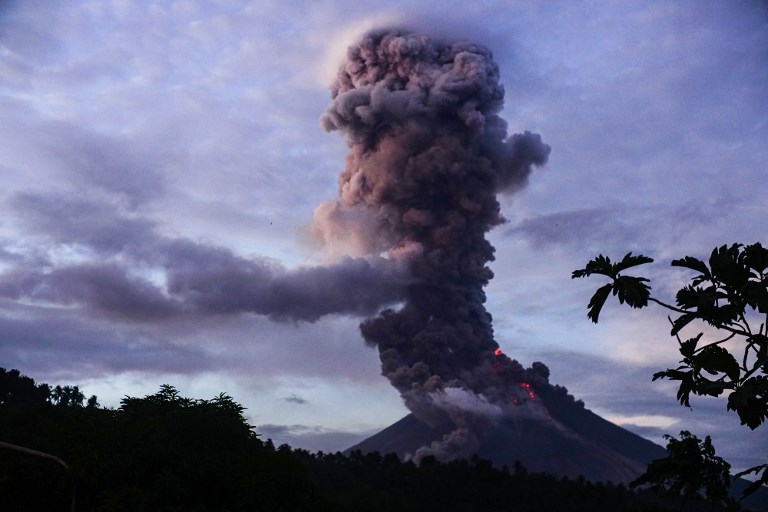 Philippines: un volcan crache des fontaines de lave