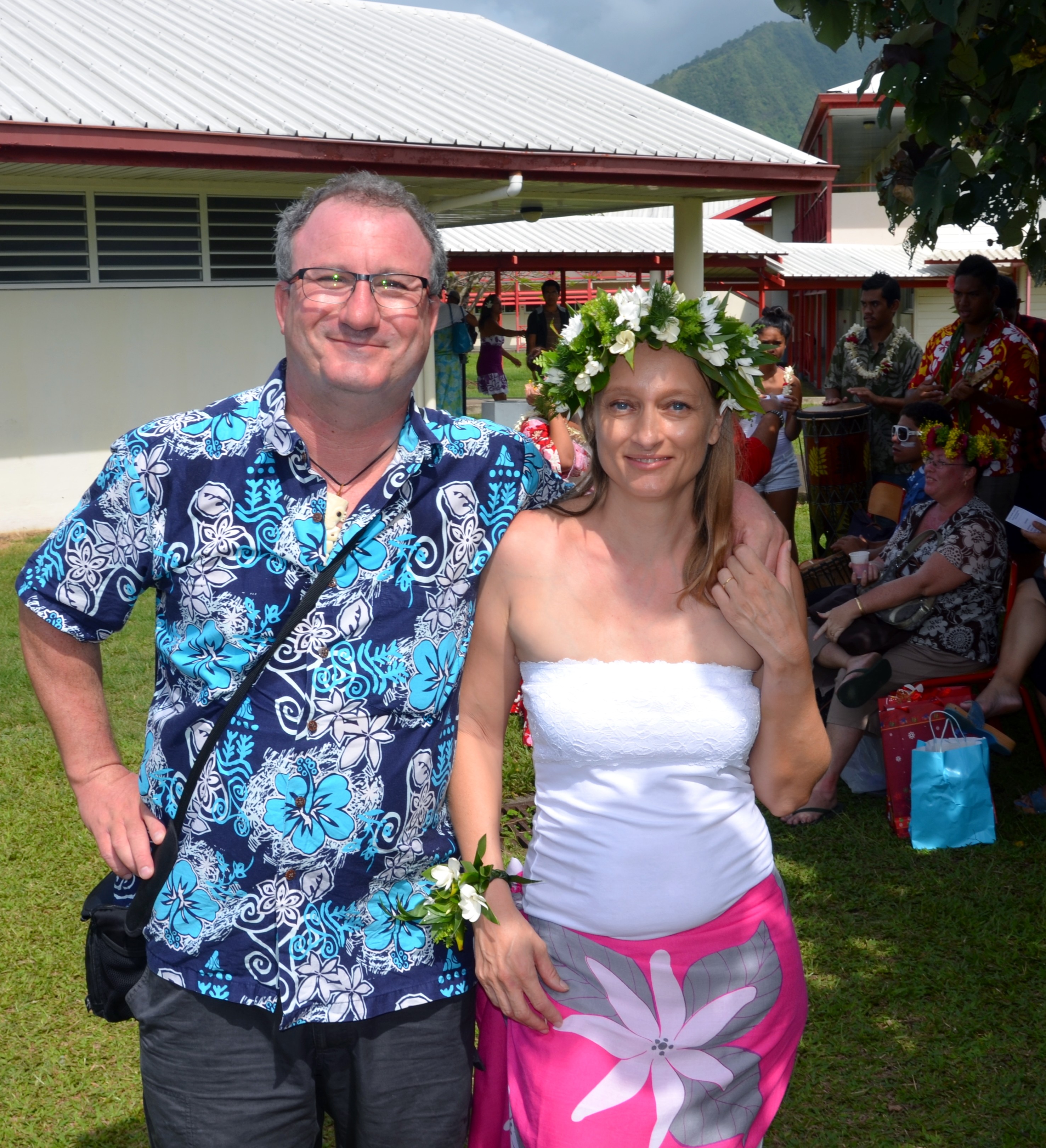 En juin 2011, huit ans après sa première demande, sa femme professeur obtient un poste à Papara. L'aventure polynésienne commence