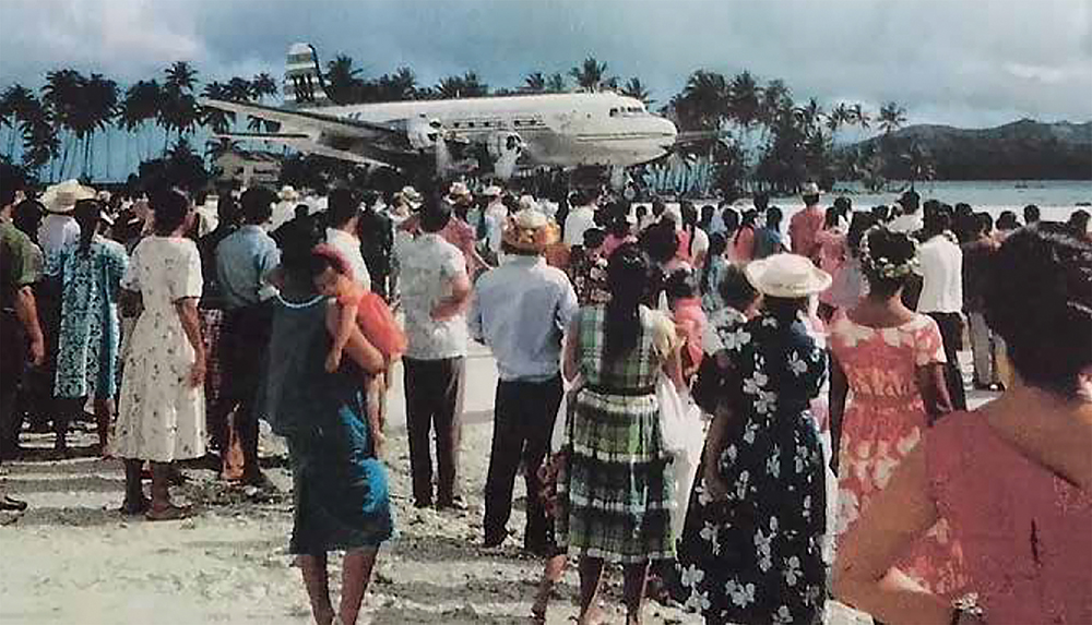 En bas, à Raiatea, un DC 4 de la TAI roule vers son parking sous les regards d’une foule de curieux. Tout au long des années 60, la TAI de Nouméa doit, comme pour les militaires, avoir recours au CIP de Faa’a pour leurs entretiens majeurs. Pour ce faire, les pilotes de la RAI et ceux de Calédonie échangent alors leurs appareils à Wallis. Ainsi, en ne faisant que la moitié de la route, les TAI peuvent continuer leurs services locaux avec le DC4 tahitien en attendant le retour de révision du leur.