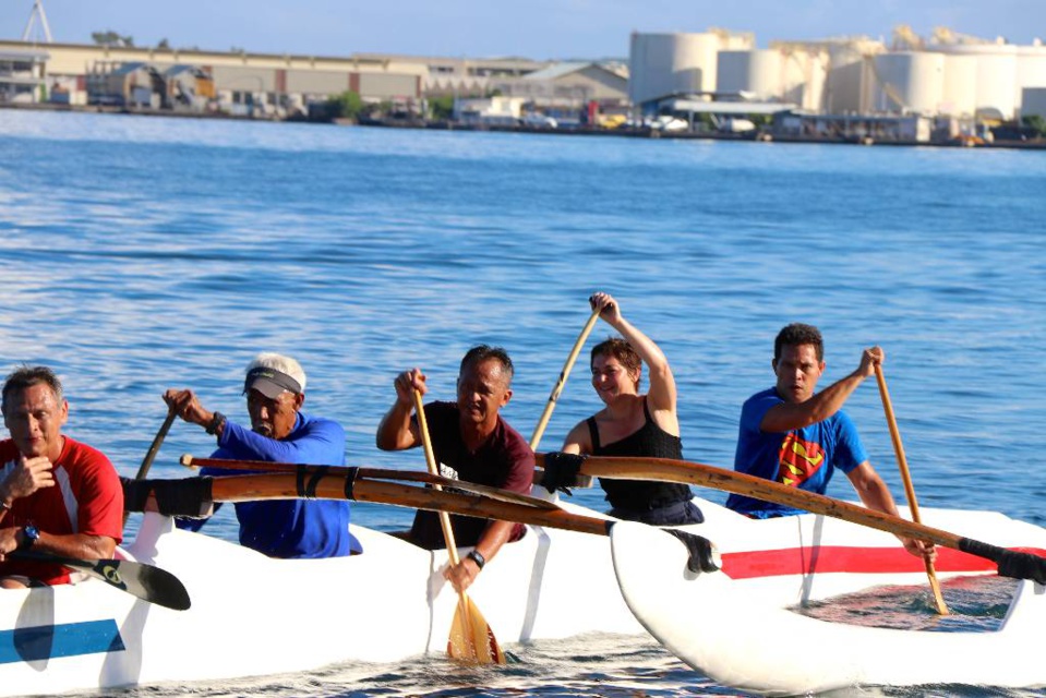En images: La Ministre des Outre-mer Annick Girardin découvre le Va'a