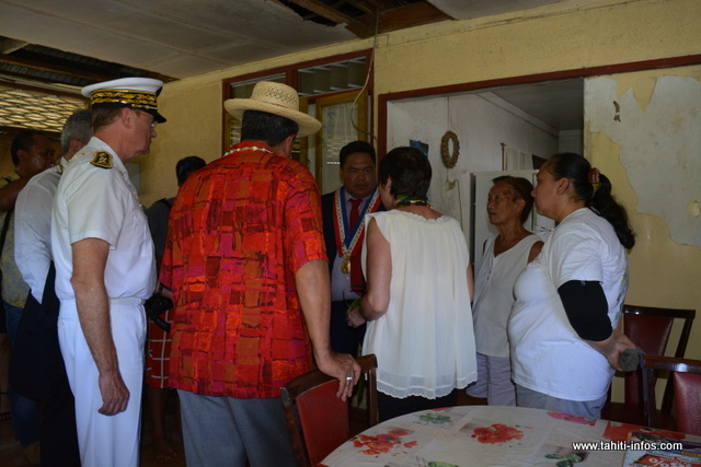 La ministre de l'Outre-mer a visité quelques maisons du village de Orofara.