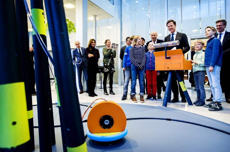 Aux Pays-Bas, des robots apportent le fromage et servent le café