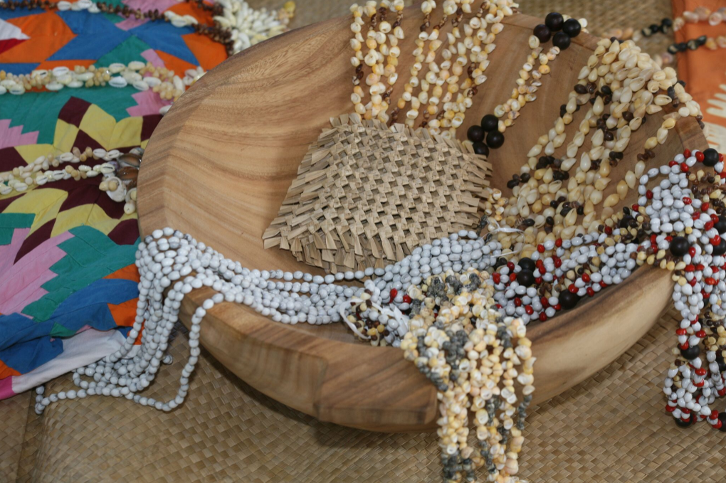 Sculpture (un umete), tifaifai, tressages, colliers de graines et de coquillages, tout l’artisanat de Tubuai sur une photo.