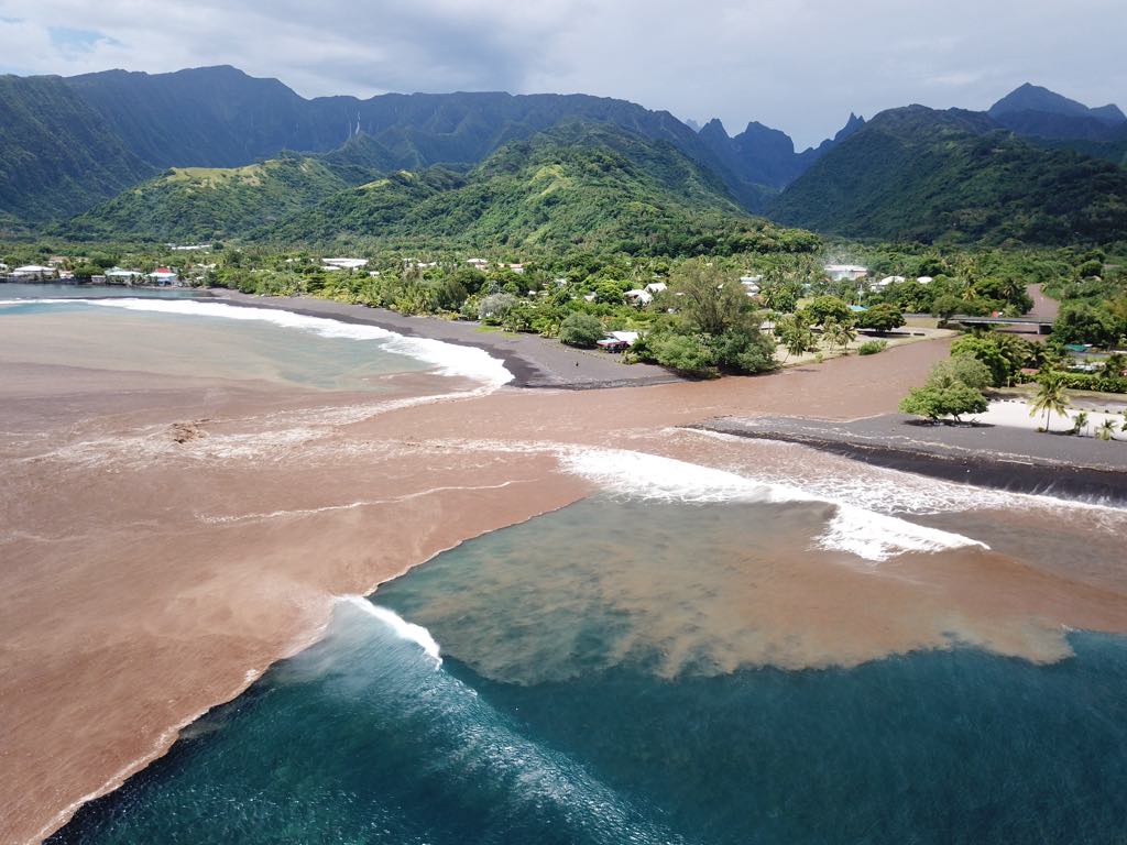Taharu'u est le meilleur beach break de Tahiti