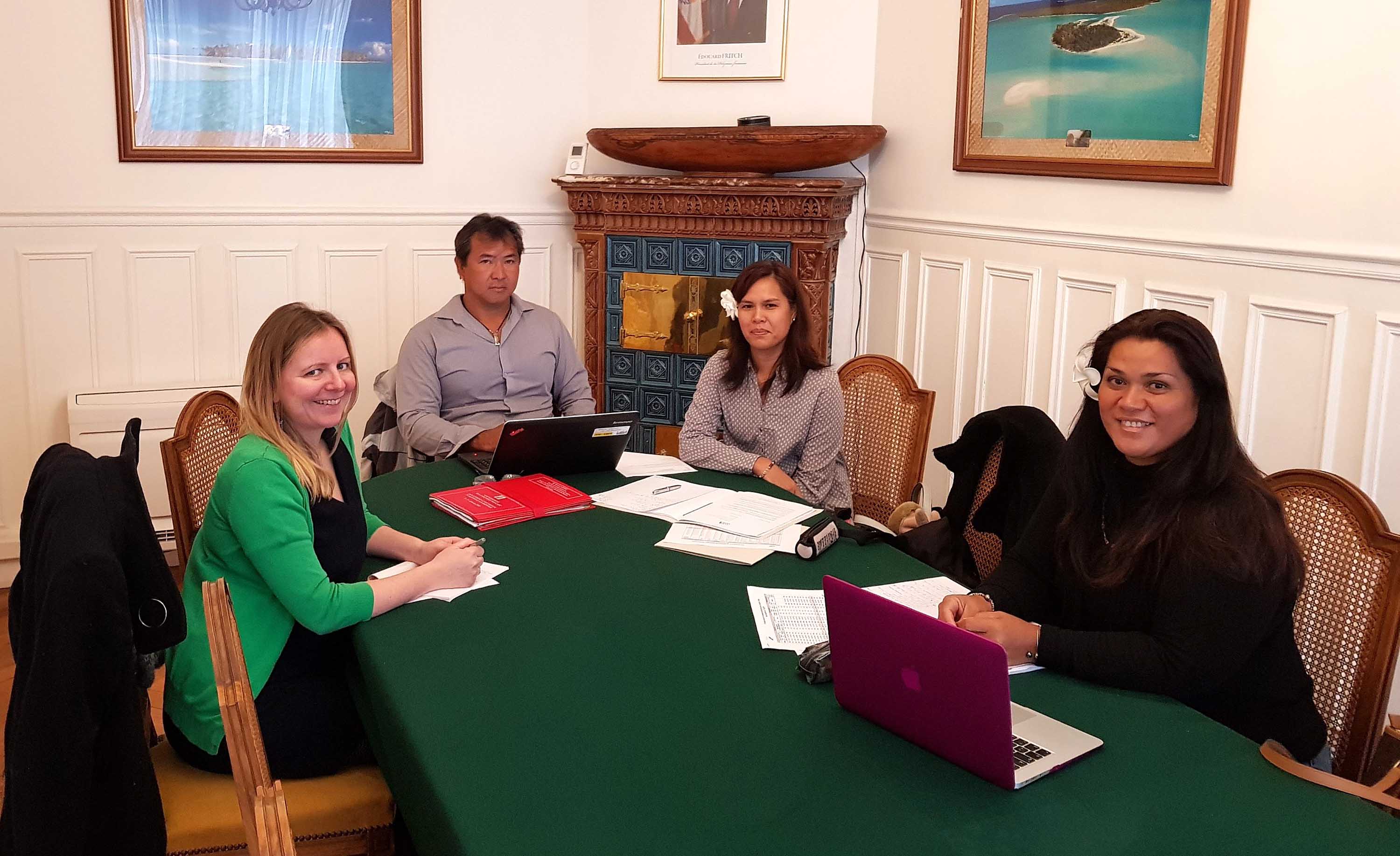 Le directeur de cabinet du ministre du Développement des ressources primaires, Steeve Lefoc, accompagné de Mme Carine Vairaaroa, directrice de l’établissement public Vanille de Tahiti et de Mlle Laïza Vongey, chargée de la promotion et commercialisation de cet établissement, ont rencontré deux grands importateurs de vanille de Tahiti, mardi, à la Délégation de la Polynésie française à Paris.