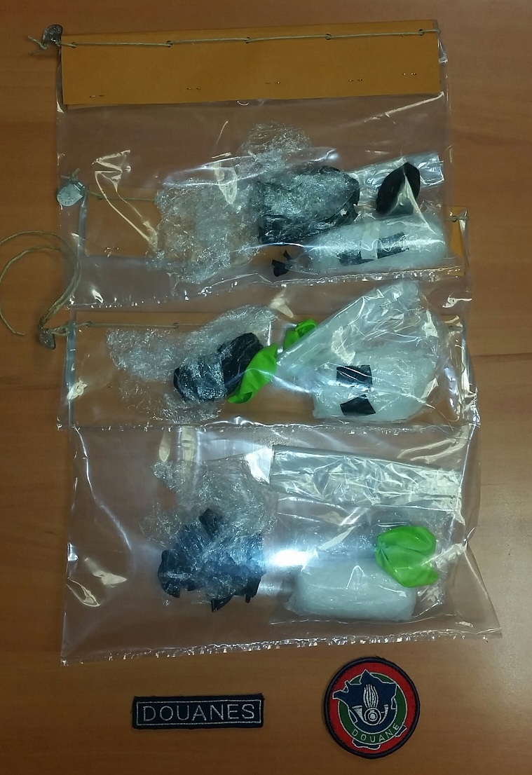 Saisie d'ice à l'aéroport : les "mules" transportaient la drogue "in corpore"