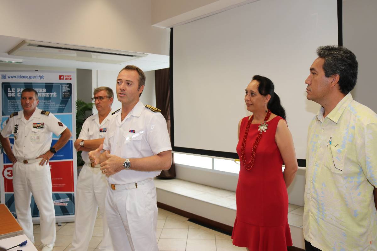 De gauche à droite, le Lieutenant-Colonel Laurent Allano, le Contre-Amiral, Denis Bertrand, Frédéric Poisot, Tea Frogier et Marcel Tuihani.