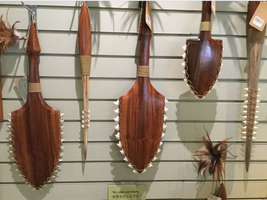 En veux-tu, en voilà ; triste spectacle au Polynesian Cultural Center où une boutique regorge de ces hideux trophées.