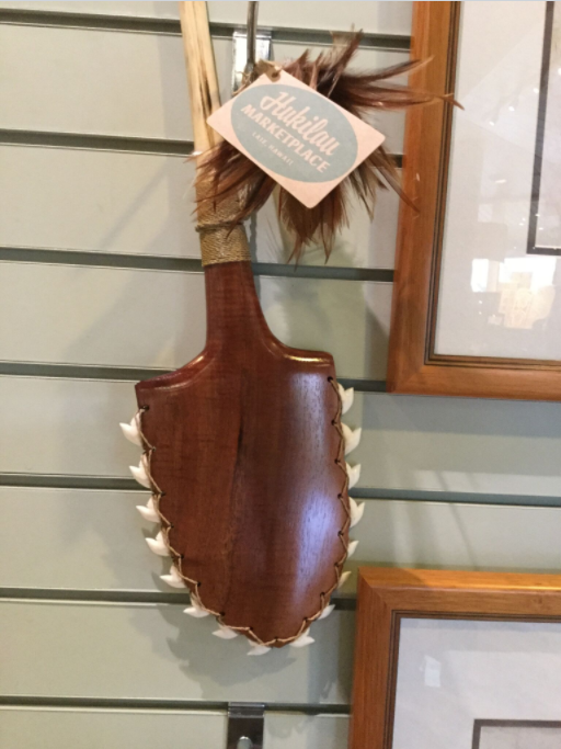 Beaucoup de ces souvenirs portent fièrement la marque du fabricant ou du distributeur : ici « Hukilau Marketplace ».