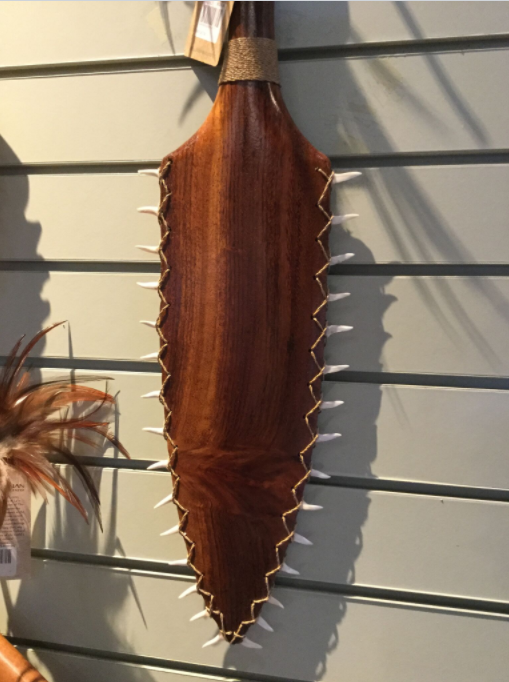 Ces dents pointues sont d’une autre espèce de requin que le tigre (probablement le requin taureau, Carcharias taurus).