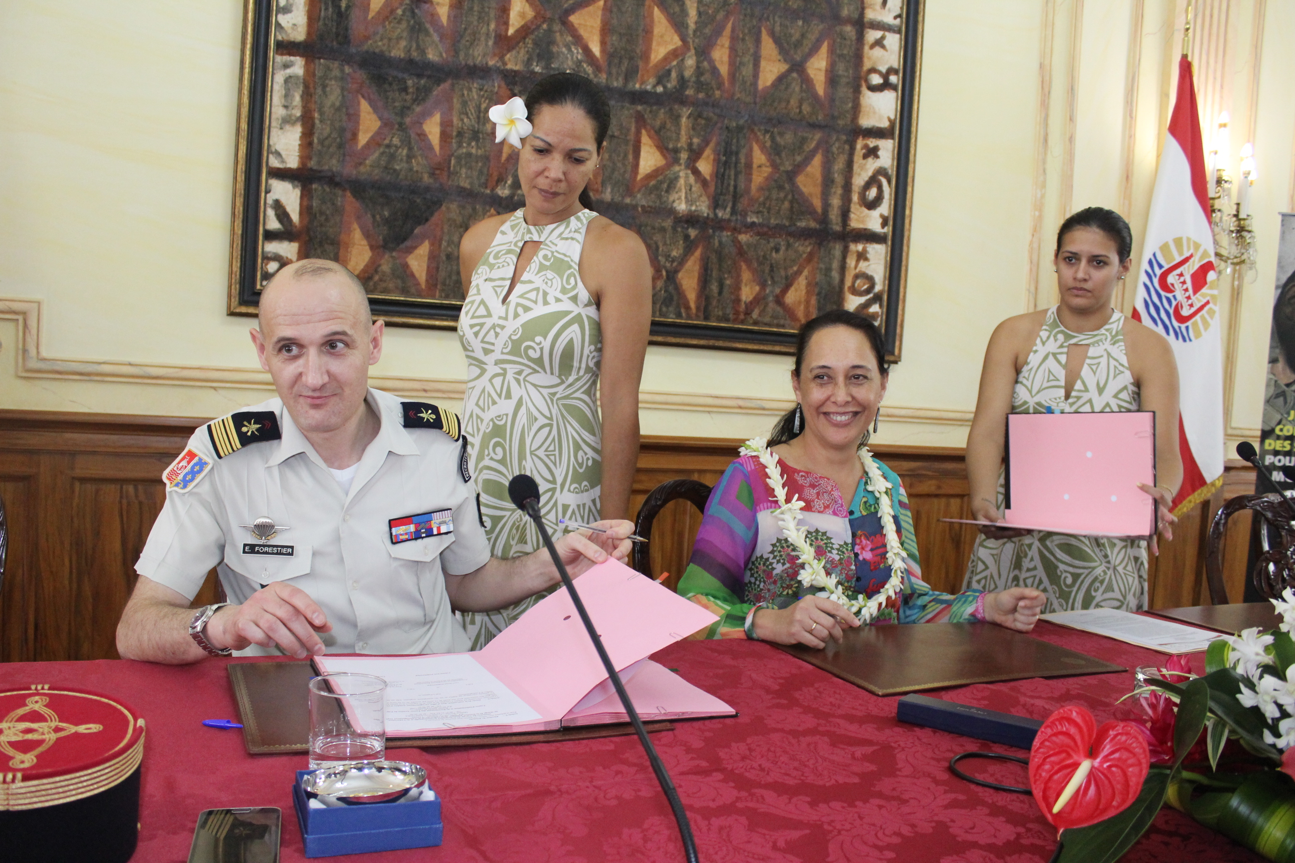 Le colonel Eric Forestier, représentant le Centre d’information et de recrutement des forces armées de Polynésie française et la ministre du Travail, de la Formation professionnelle, Tea Frogier ont signé une convention de partenariat.