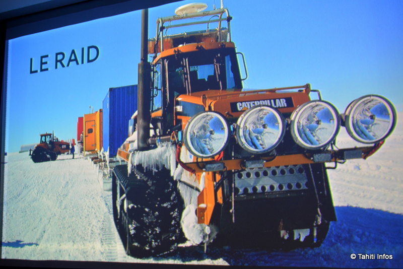 Le Raid est la caravane qui alimente la station Concordia avec tout ce dont les scientifiques auront besoin pour passer un hiver isolés. Ces véhicules sont des tracteurs modifiés qui tirent leur cargaison sur des skis. Le Raid effectue un trajet de plus de 1000 kilomètres depuis la station côtière française, Dumont-Durville. Elle n'aura le temps d'en faire que trois maximum pendant l'été.