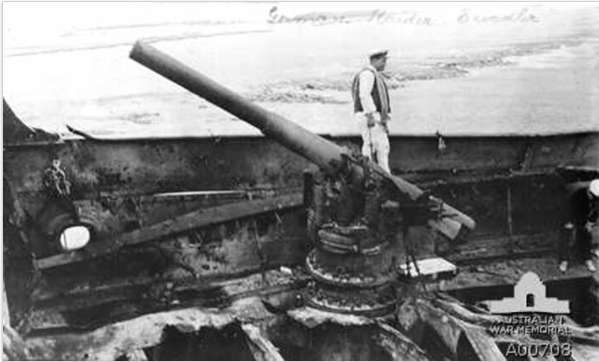 L’un des canons du Seeadler orne les jardins à côté de la poste de Papeete.