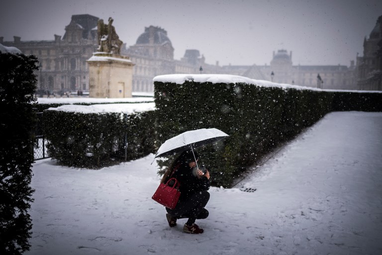 Le nord de la France sous la neige, perturbations dans les transports à Paris