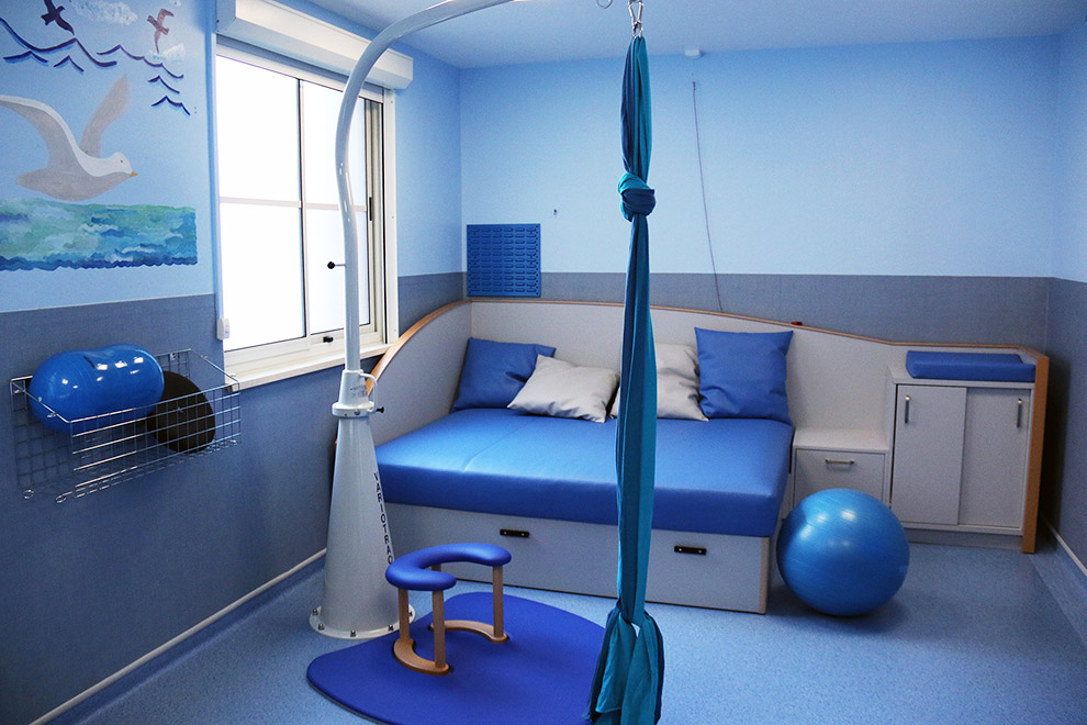 Une salle d'accouchement physiologique ou salle "nature" est une salle où vous trouverez un lit de naissance, une baignoire pour relaxer la maman pendant la dilatation et un panel d’accessoires (ballon, lianes suspendues au plafond) pour faciliter le travail de la future maman. Crédit photo. Hôpital de Valenciennes