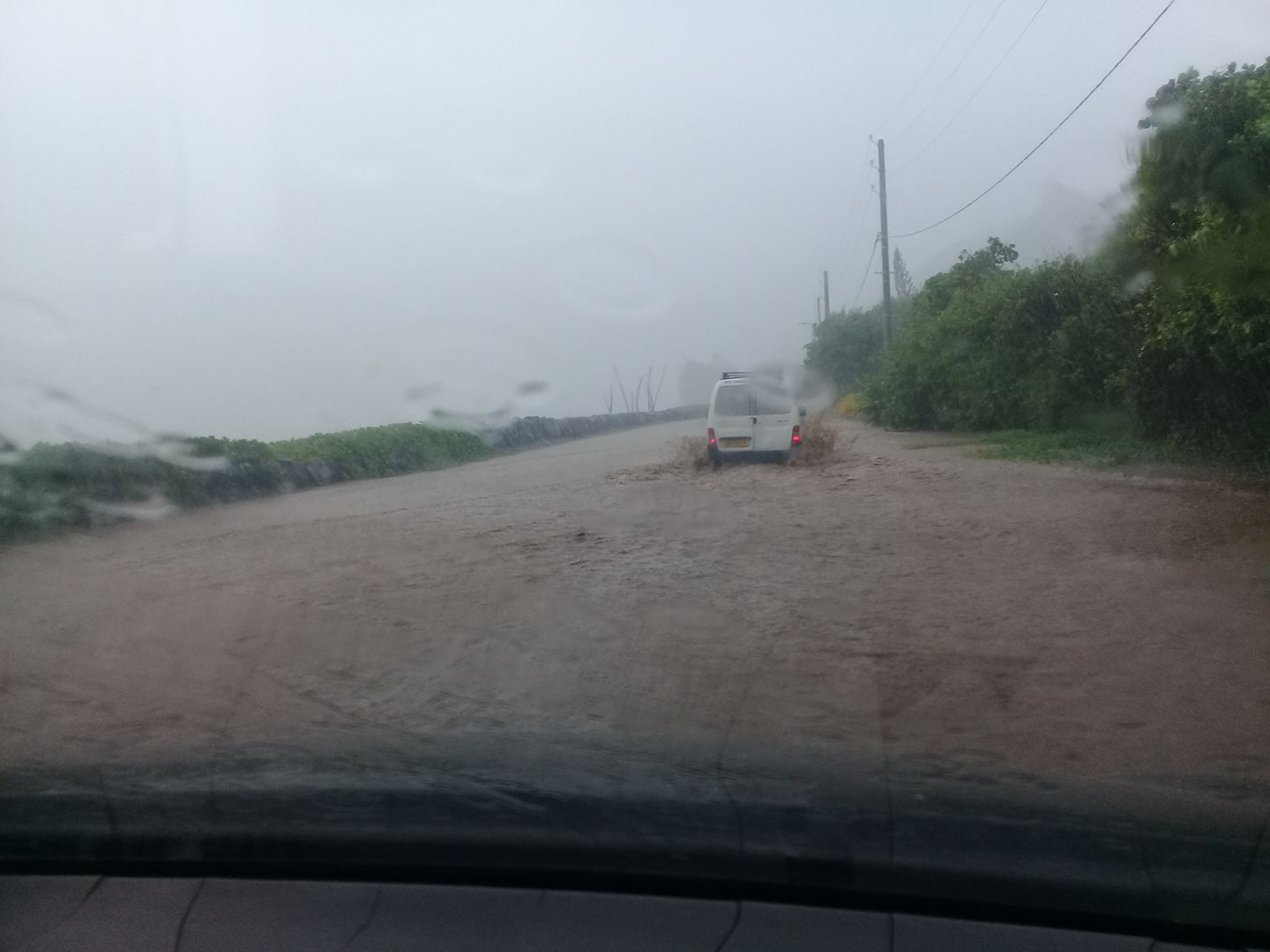 La route de ceinture à Papenoo s'est retrouvée sous les eaux ce lundi matin. (Photo amateur facebook)