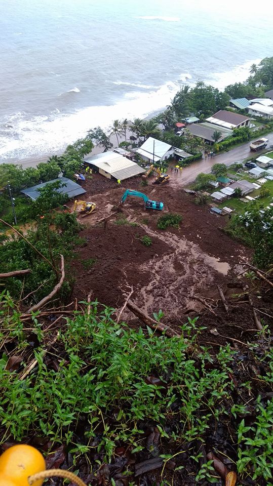 La route de Mahaena été recouverte de gravats et de roches sur 50 mètres de longueur et une hauteur de 4 mètres environ. Crédit : Facebook Raitua Gendron