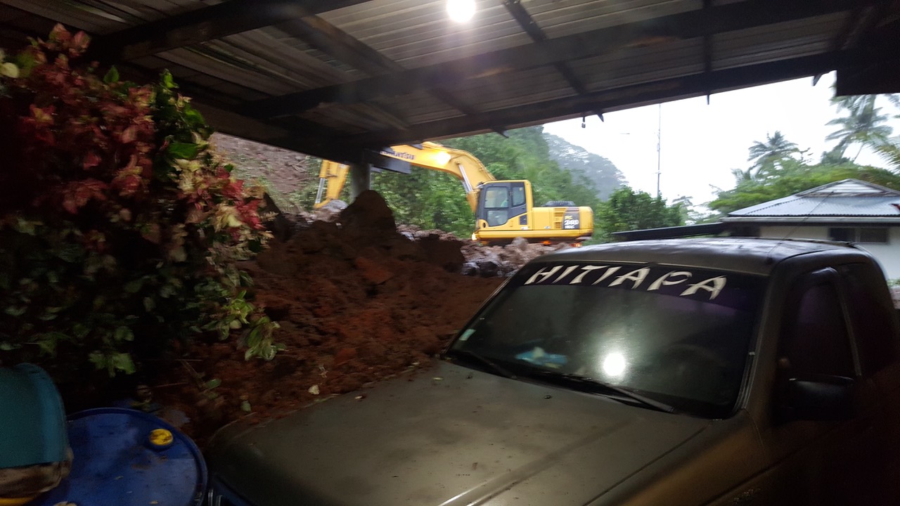 La majeure partie de l'éboulement est heureusement passée entre les deux maisons et n'a donc pas fait de blessés.