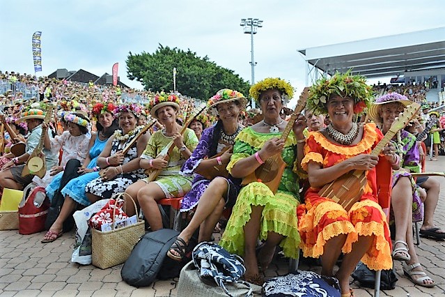 Le premier record comptabilisé au Guinness avait eu lieu place To'ata le 11 avril 2015 et avait rassemblé 4750 Polynésiens.