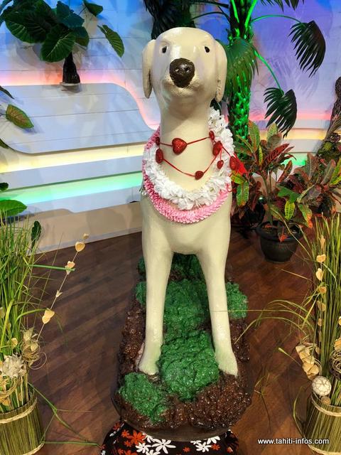 "Il y a des petites décorations extérieures à ajouter, parce que les chinois aiment bien tout ce qui est argent. Donc, il faudra sûrement rajouter du rouge, le signe porte-bonheur et les lingots d'or à éparpiller sur ses pattes", explique François Lam.