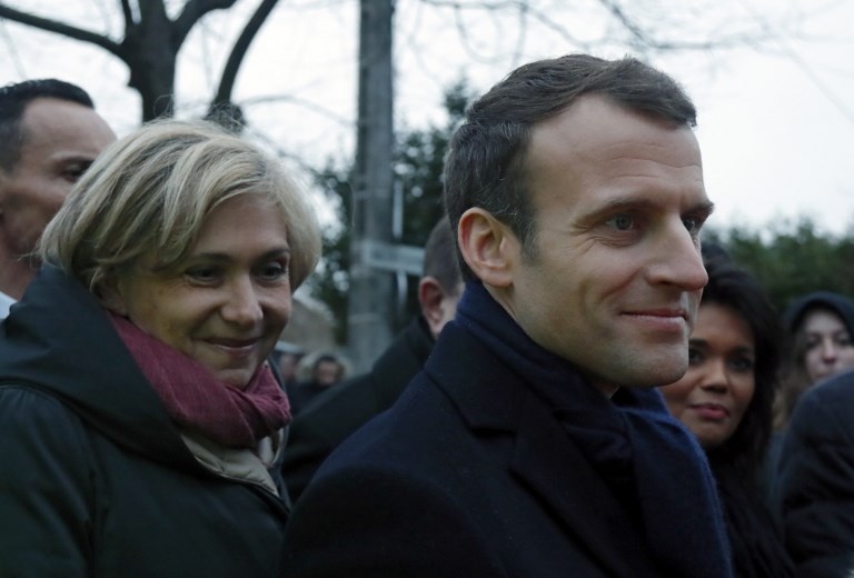 Service national: Macron recadre le débat