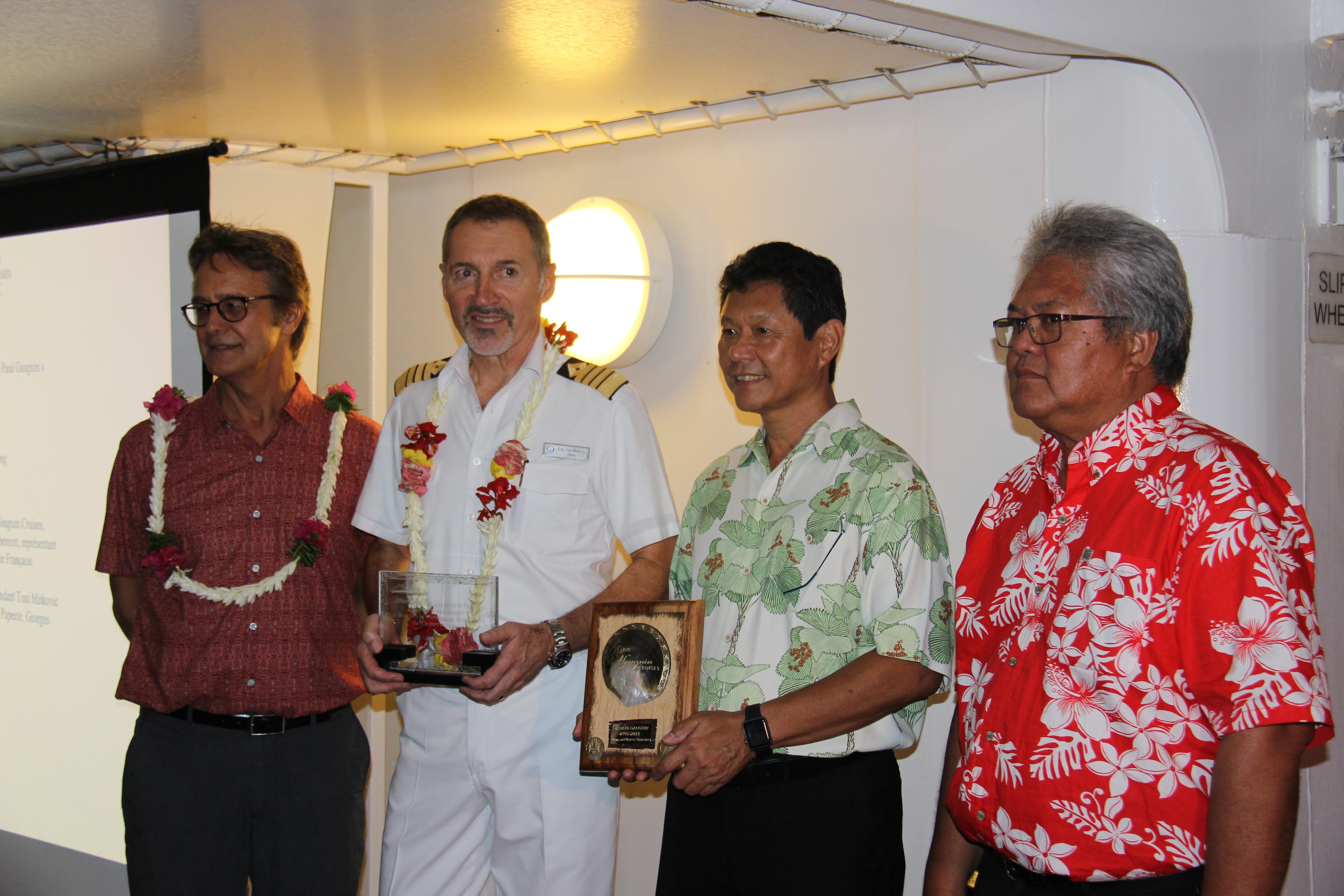 Richard Bailey en présence du capitaine du navire et du ministre de l’équipement, Luc Faatau.