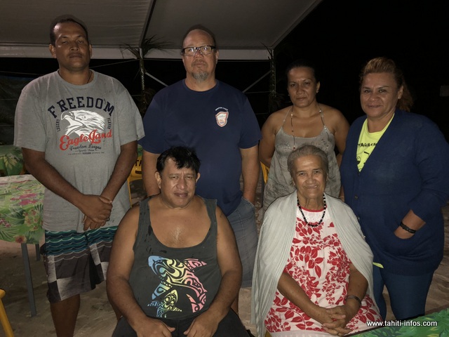 Le président de la fédération de boxe anglaise de la Polynésie française, D’esli Grand-Pittman (deuxième personne debout en partant de la gauche) et son équipe sont rentrés lundi matin sur Tahiti.