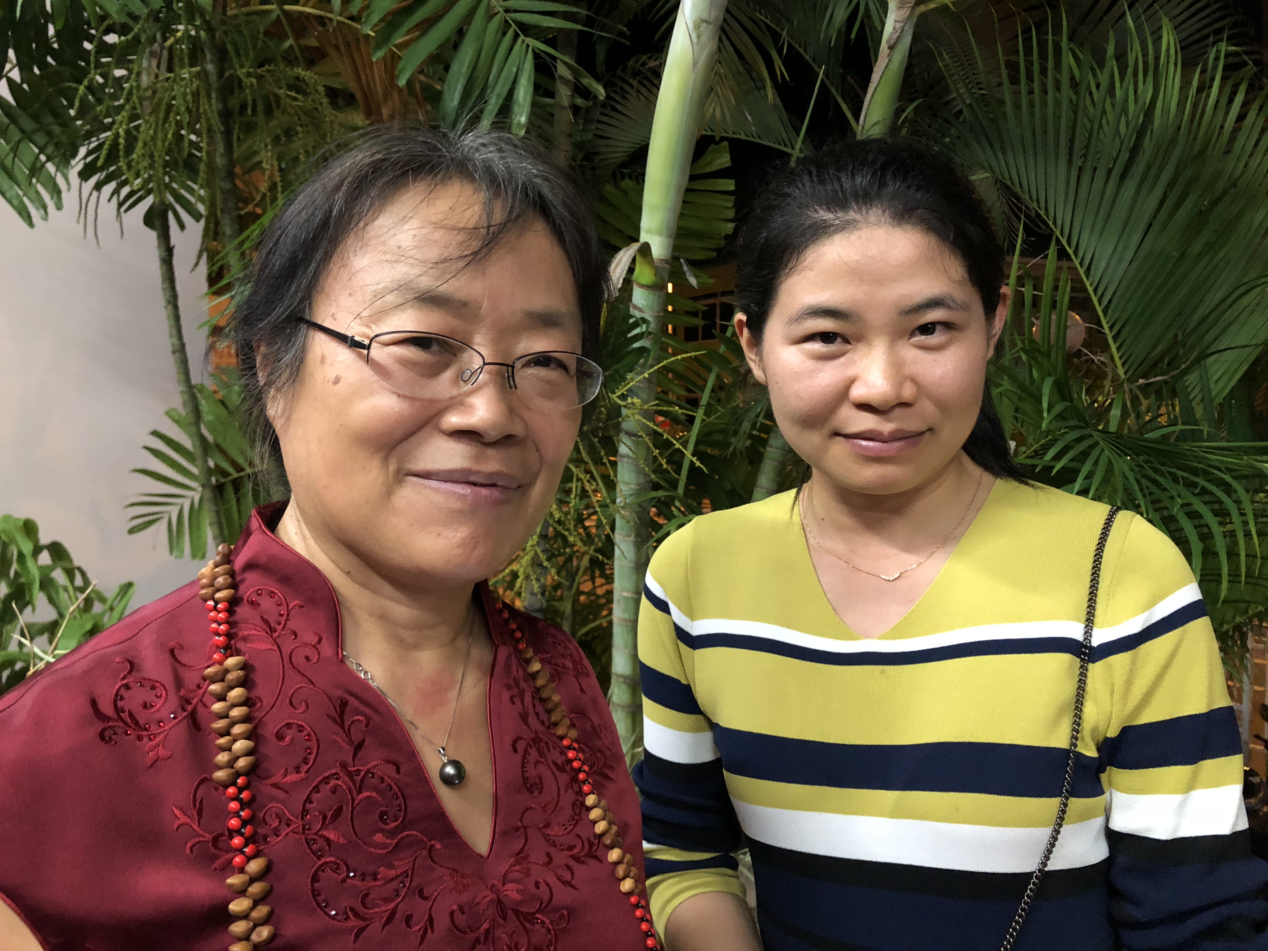 Jianhua Qi, directrice pédagogique de Confucius (à gauche) et une de ses assistantes.