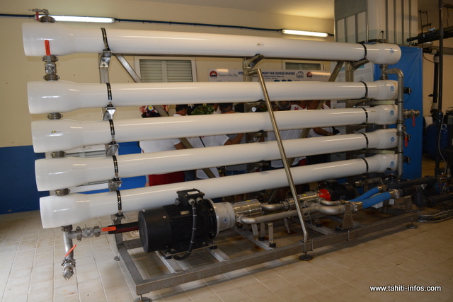 L'eau de mer est filtrée en passant dans ces tuyaux.