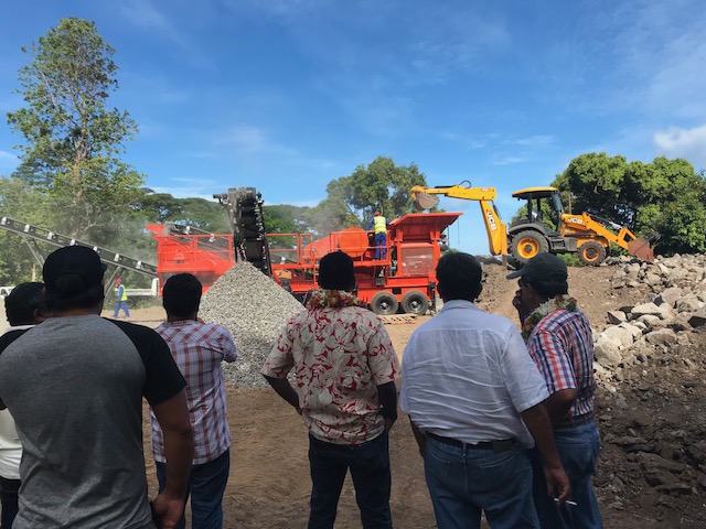 La commune s’est équipée d'un concasseur qui pourra fournir suffisamment de gravier pour tous les chantiers publics et privés de l’île.