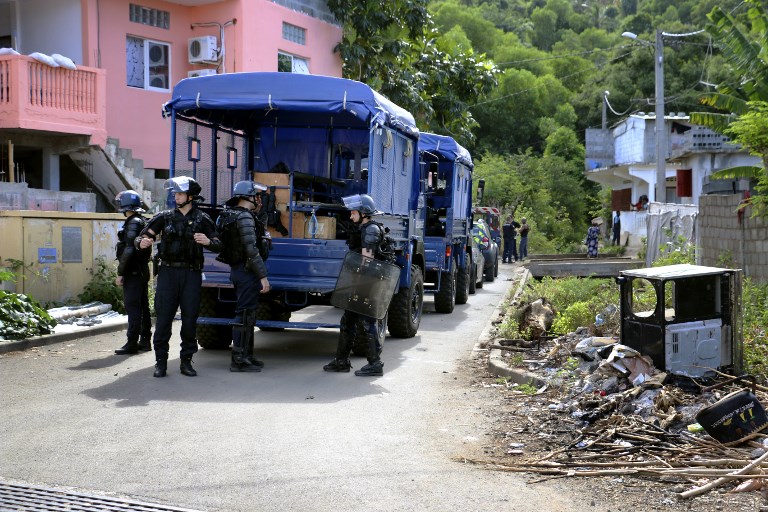 A Mayotte, des manifestants contre l'insécurité s'en prennent aux forces de l'ordre