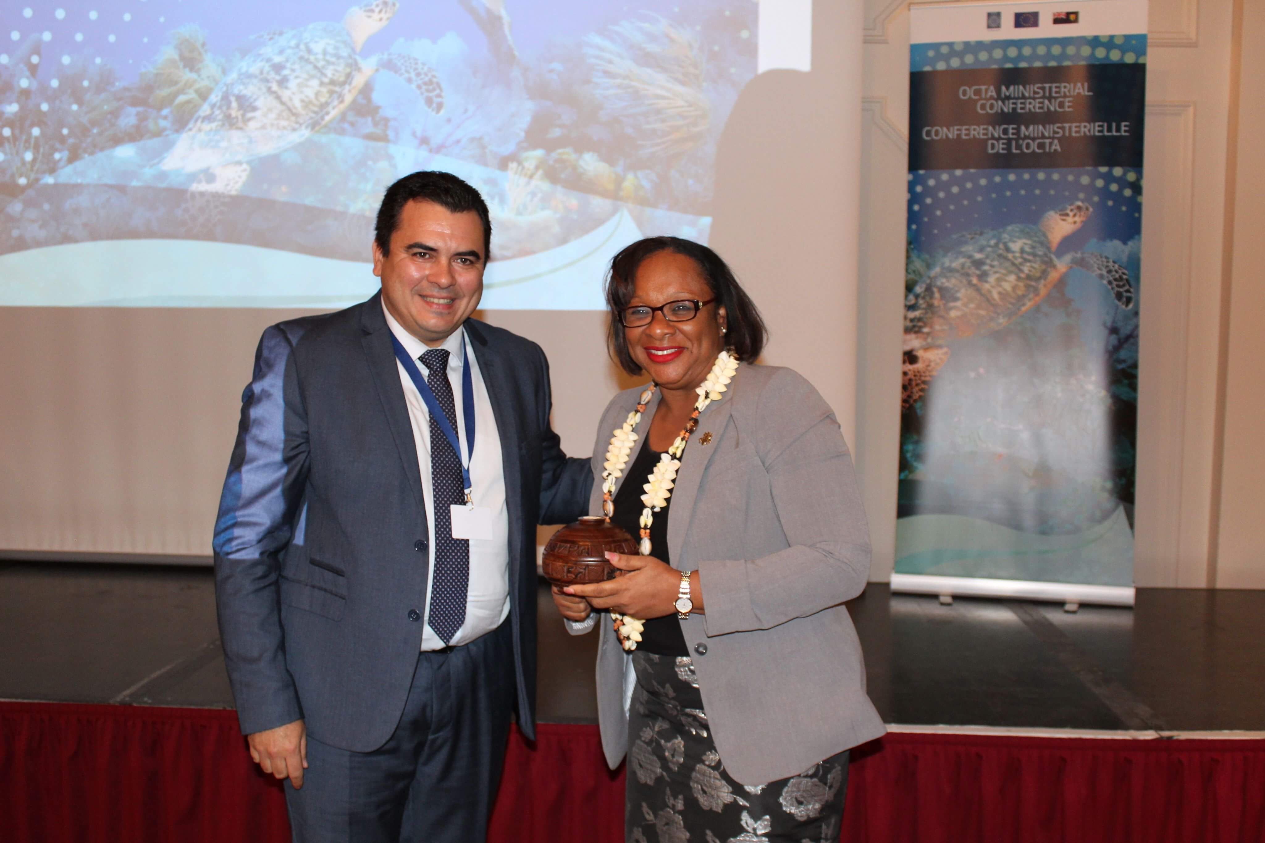 Le vice-président de la Polynésie française, Teva Rohfritsch, en compagnie de Sharlène Cartwright-Robinson, Première ministre des Iles Turques et Caïques. Crédit photo : Présidence de la Polynésie française.