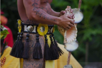 Les sept Hina-potea demeurées fidèles essayent encore, par les nuits sans lune, de capturer âmes des hommes assez téméraires pour s'approcher du marae.