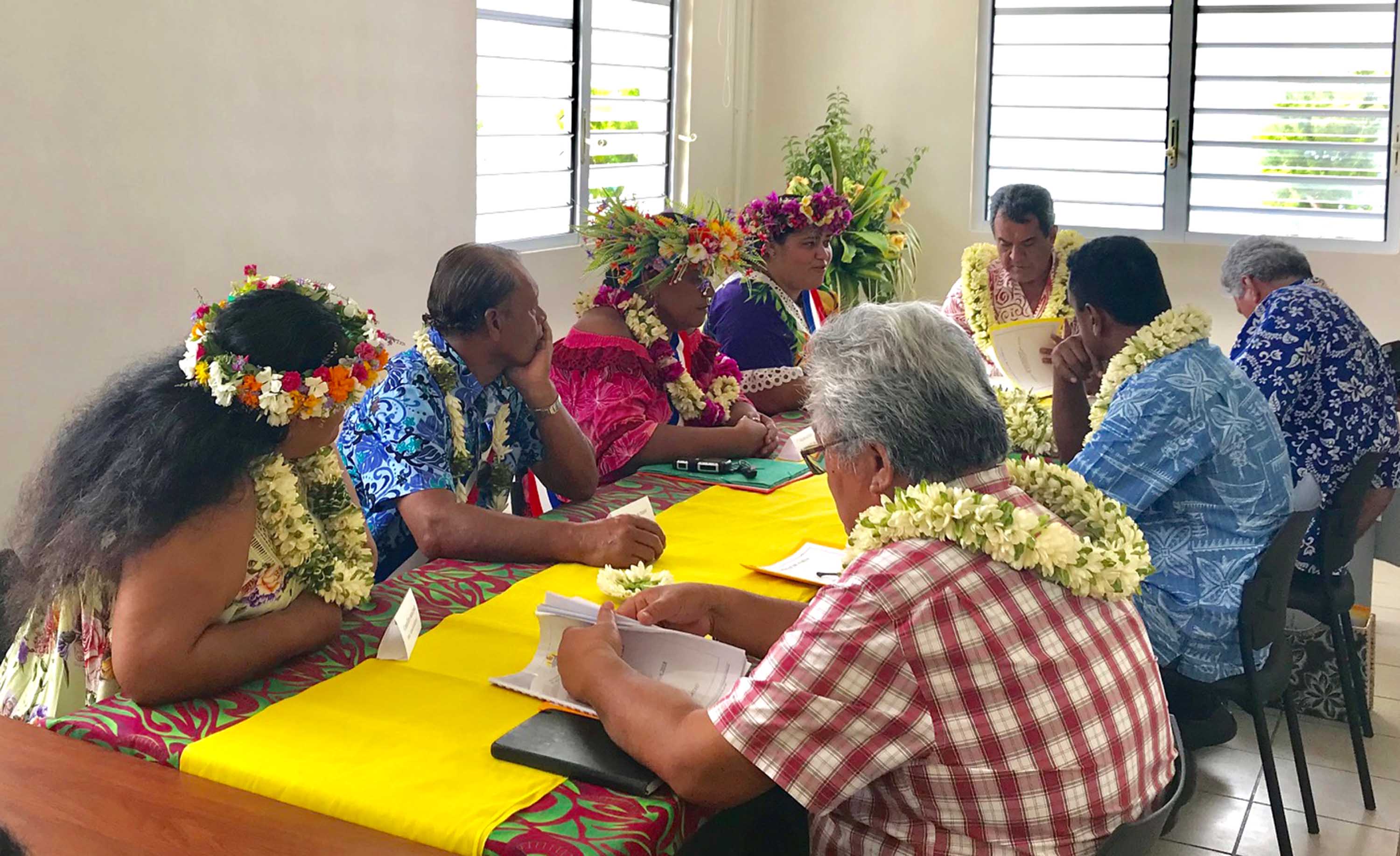 Le conseil municipal s’est ensuite réuni avec le Président Edouard Fritch et la délégation gouvernementale afin d’évoquer les besoins de la population et la commune. crédit : Présidence de la Polynésie française.